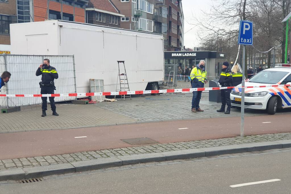 Persoon onder oliebollenkraam overleden