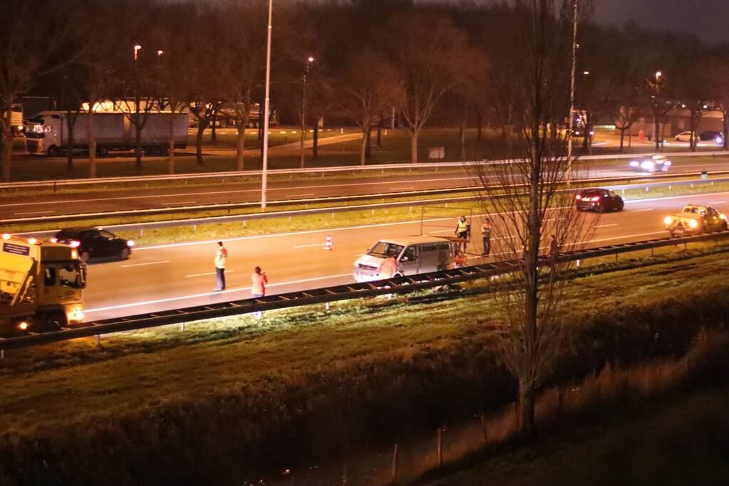 Automobilist eindigt tegen vangrail