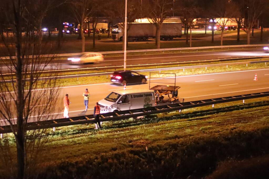 Automobilist eindigt tegen vangrail