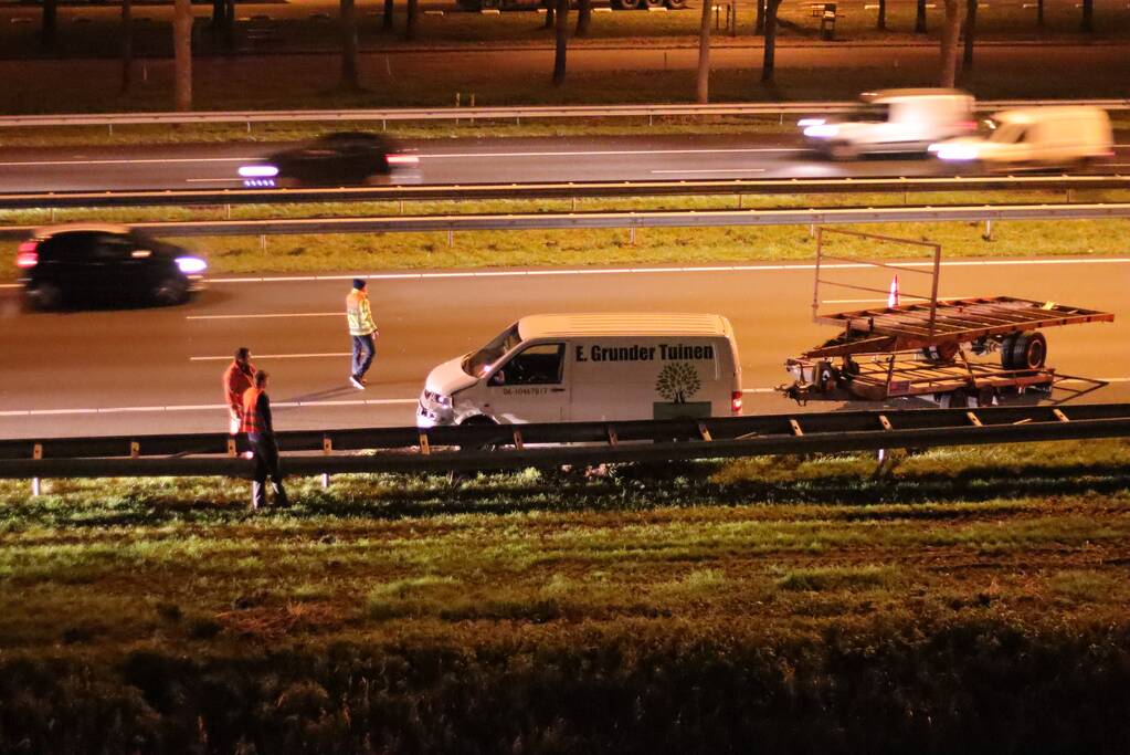 Automobilist eindigt tegen vangrail