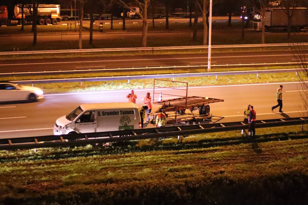 Automobilist eindigt tegen vangrail