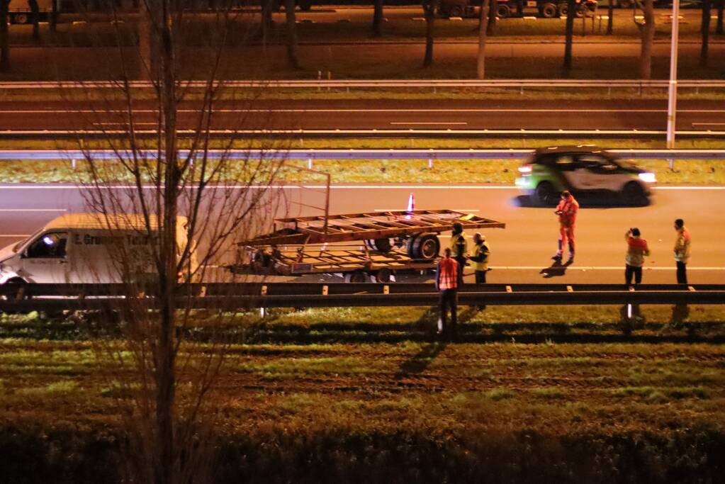 Automobilist eindigt tegen vangrail