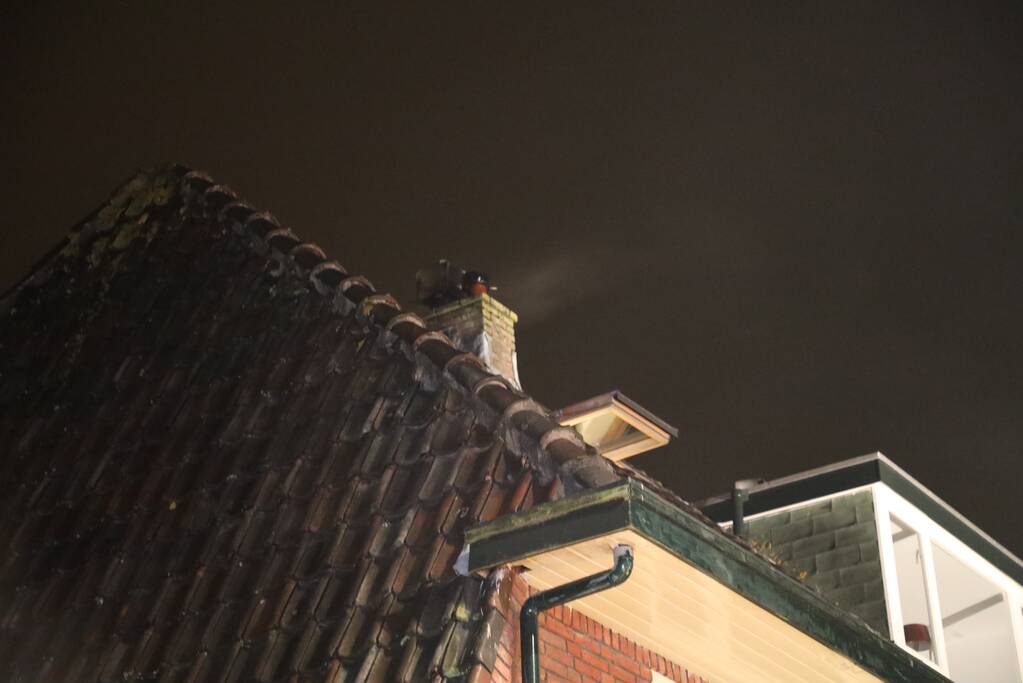 Brand in schoorsteen van woning