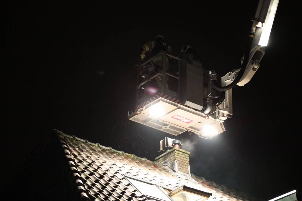 Brand in schoorsteen van woning