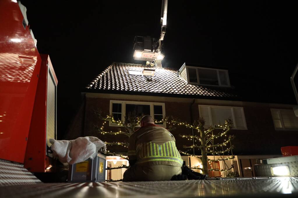 Brand in schoorsteen van woning