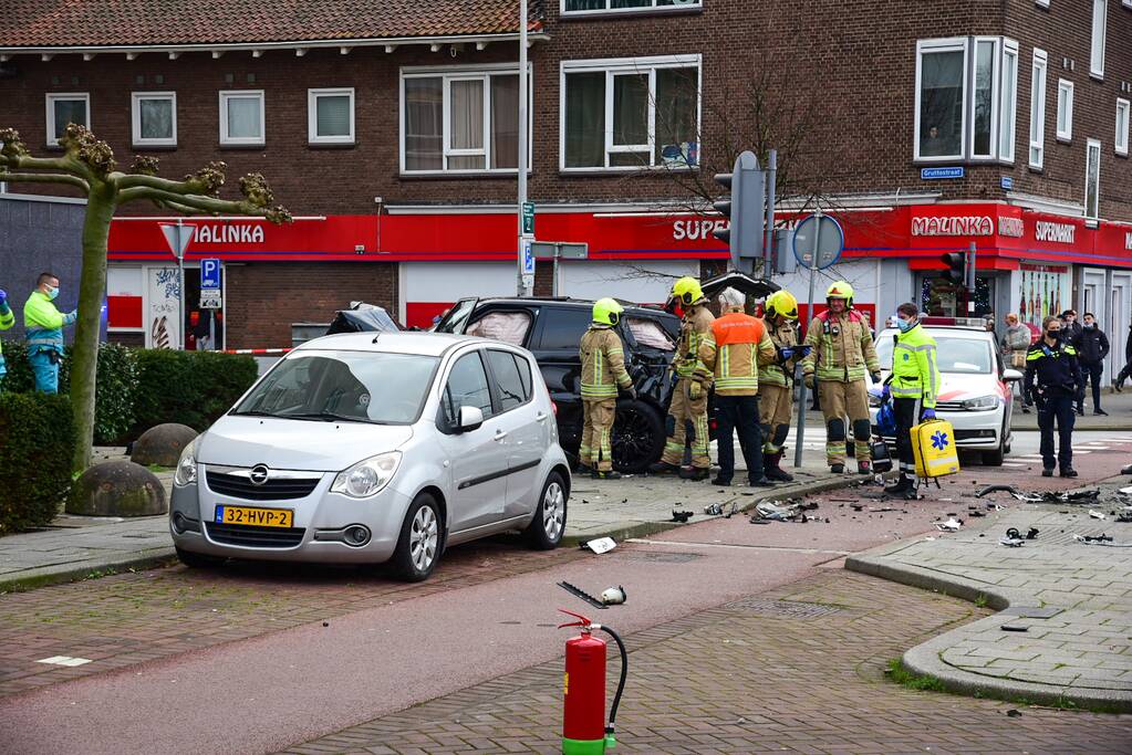 Bestelbus slaat op zijn kant na verkeersongeval