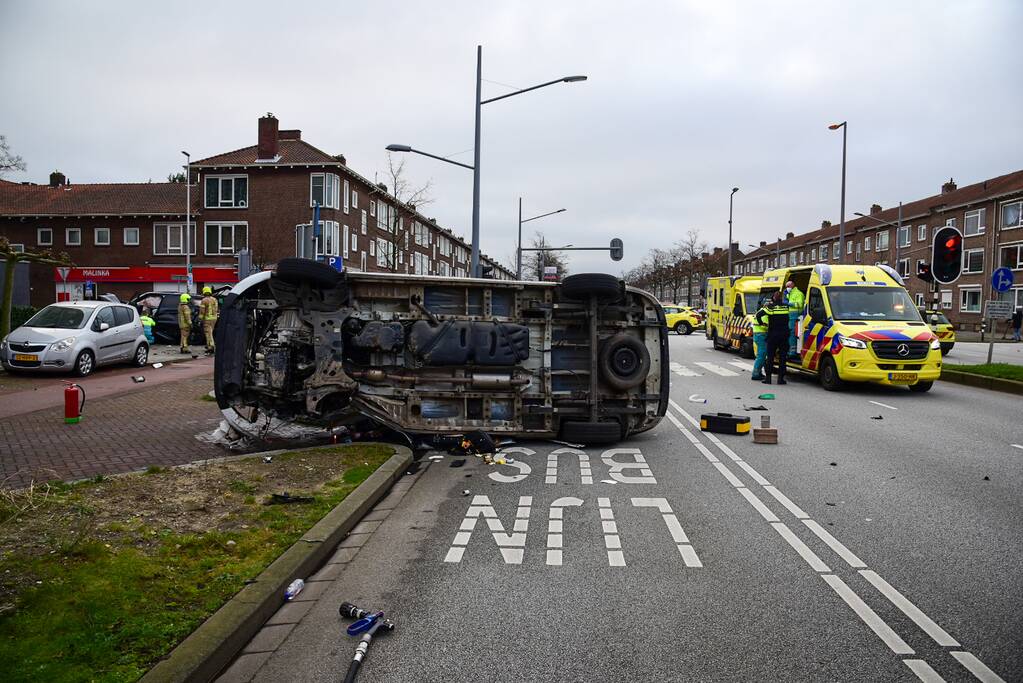 Bestelbus slaat op zijn kant na verkeersongeval