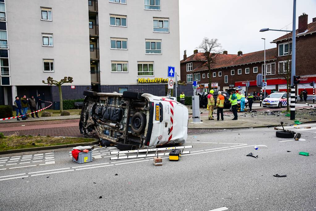 Bestelbus slaat op zijn kant na verkeersongeval