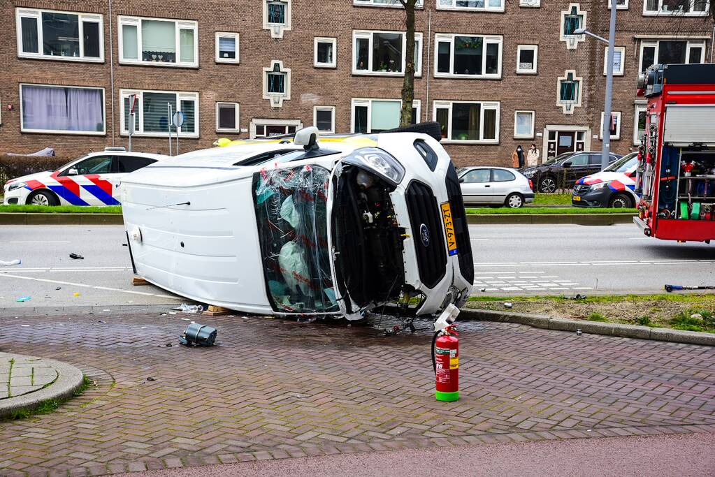 Bestelbus slaat op zijn kant na verkeersongeval