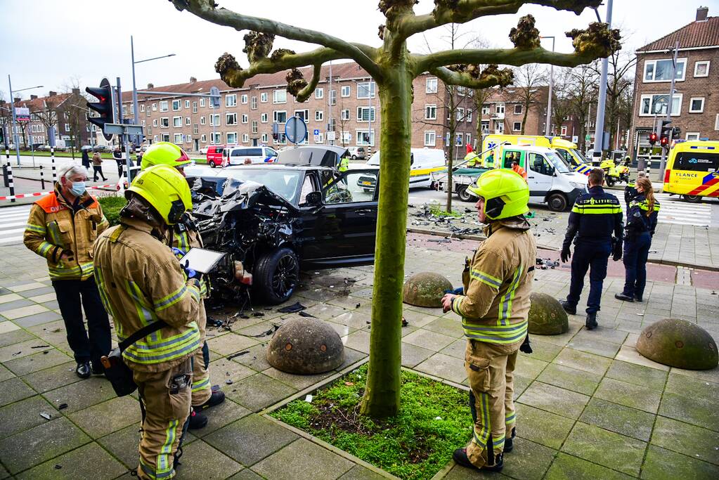 Bestelbus slaat op zijn kant na verkeersongeval