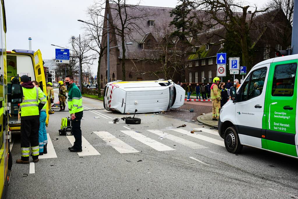 Bestelbus slaat op zijn kant na verkeersongeval