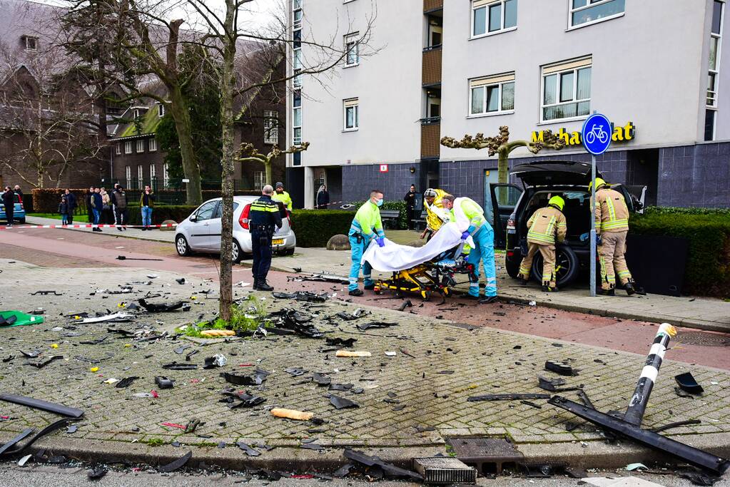 Bestelbus slaat op zijn kant na verkeersongeval