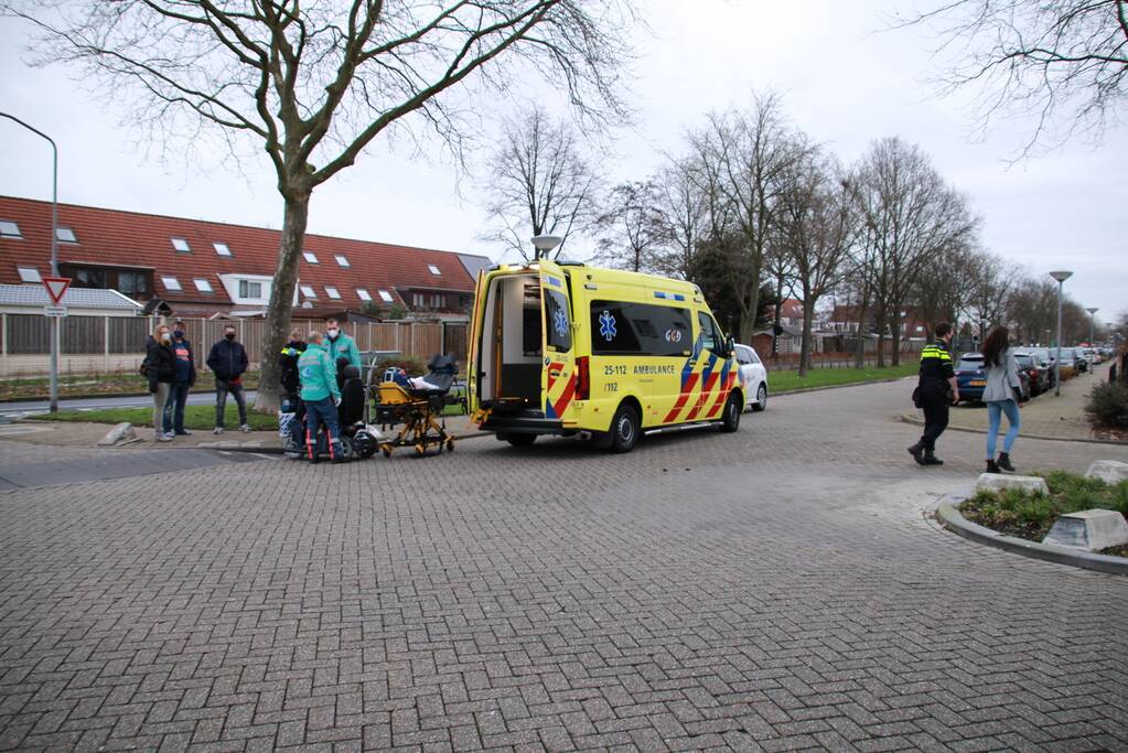 Man op scootmobiel aangereden door auto