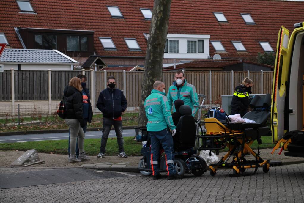 Man op scootmobiel aangereden door auto