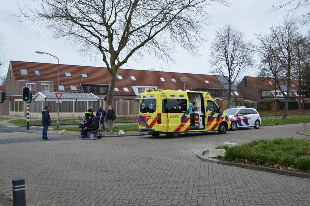Man op scootmobiel aangereden door auto