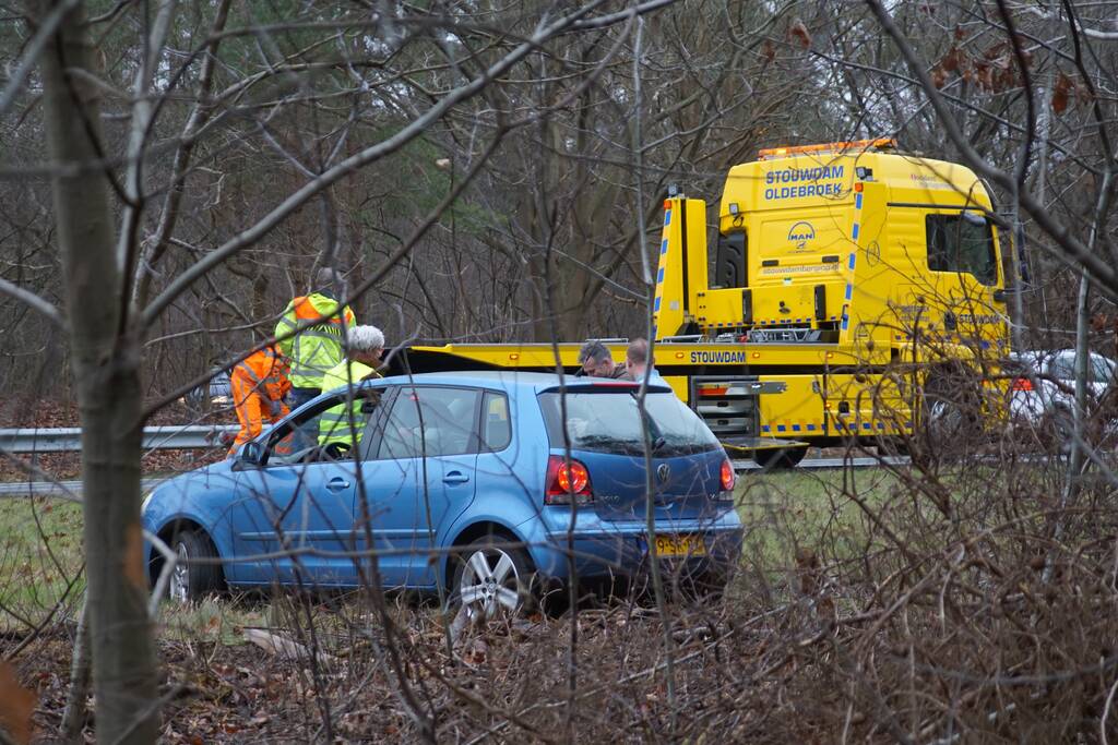Auto belandt in berm langs snelweg