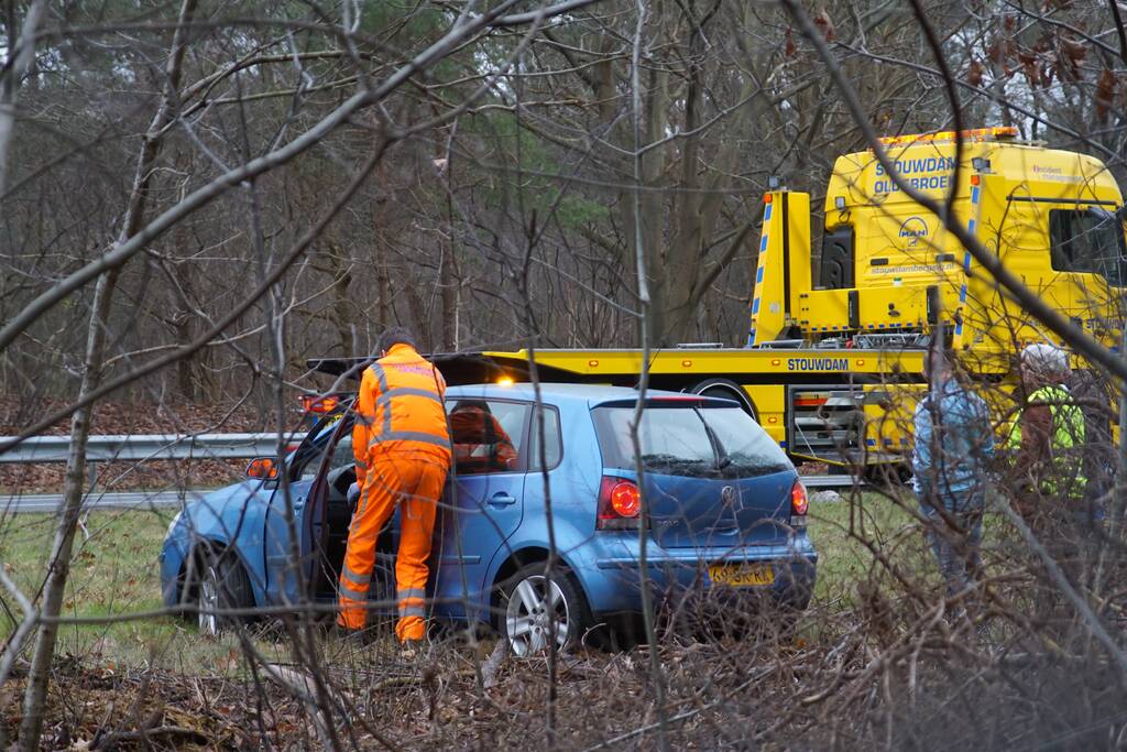 Auto belandt in berm langs snelweg