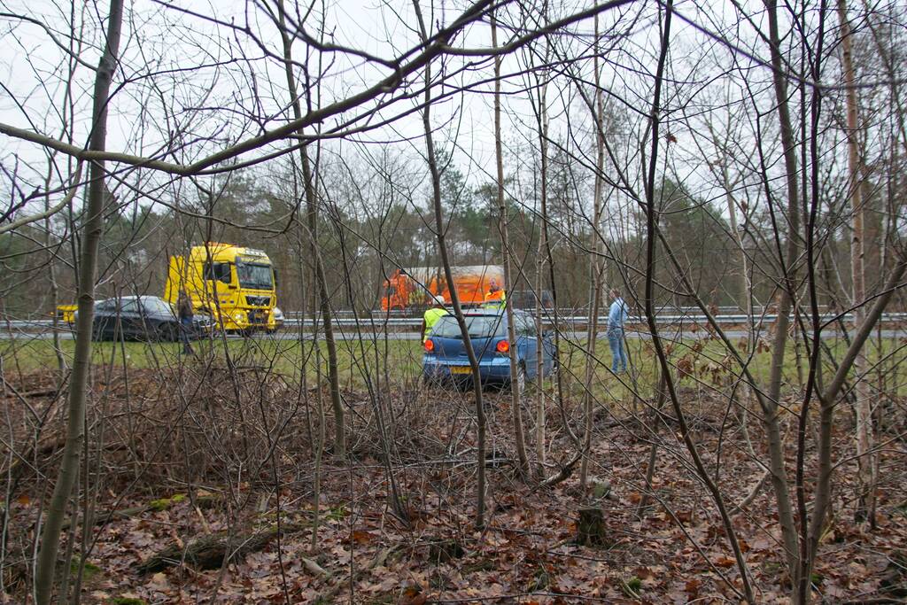 Auto belandt in berm langs snelweg