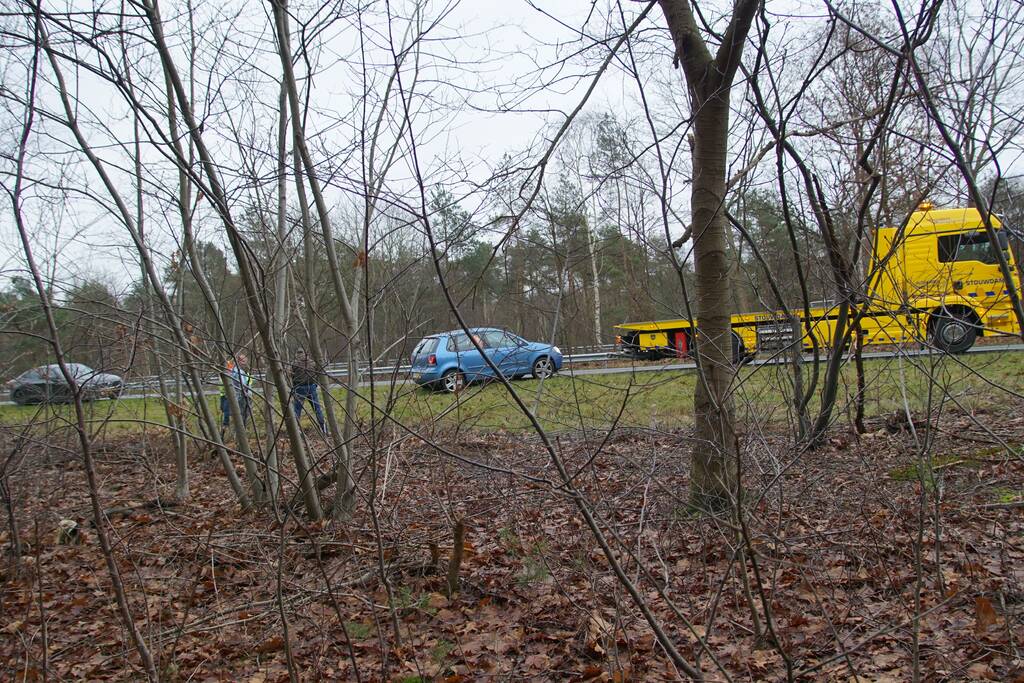 Auto belandt in berm langs snelweg