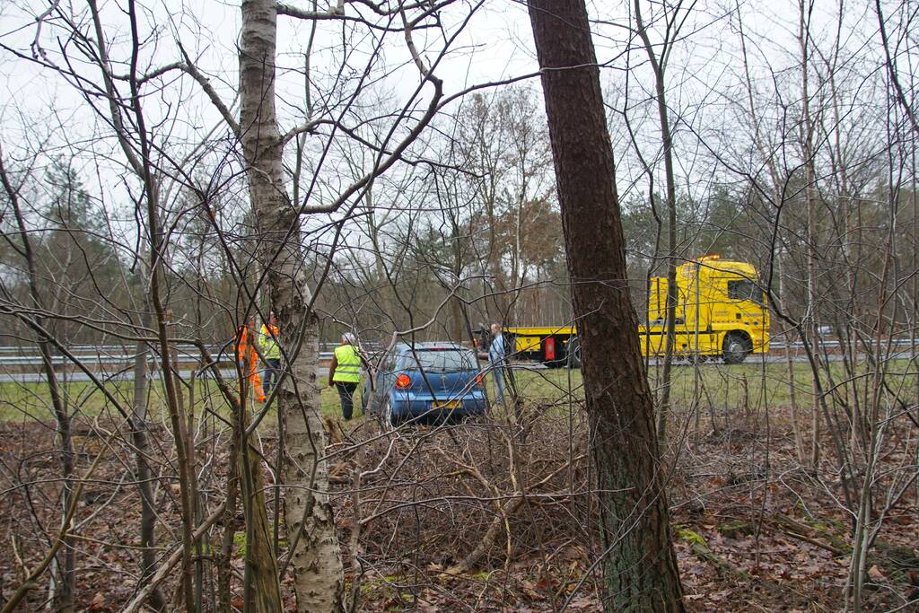 Auto belandt in berm langs snelweg