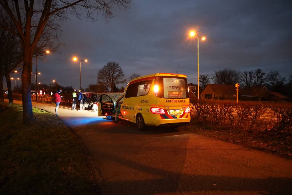 Scooter en TukTuk botsen op parallelbaan