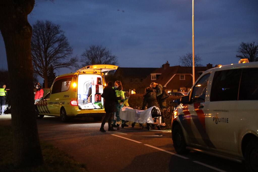 Scooter en TukTuk botsen op parallelbaan