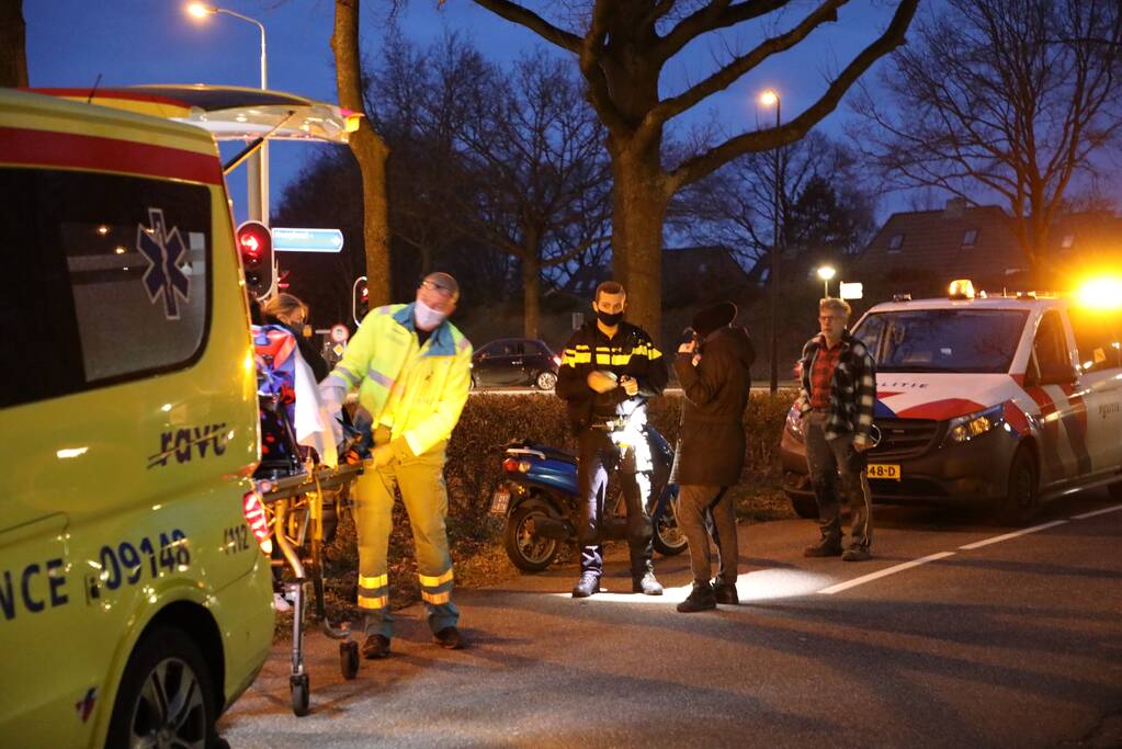 Scooter en TukTuk botsen op parallelbaan