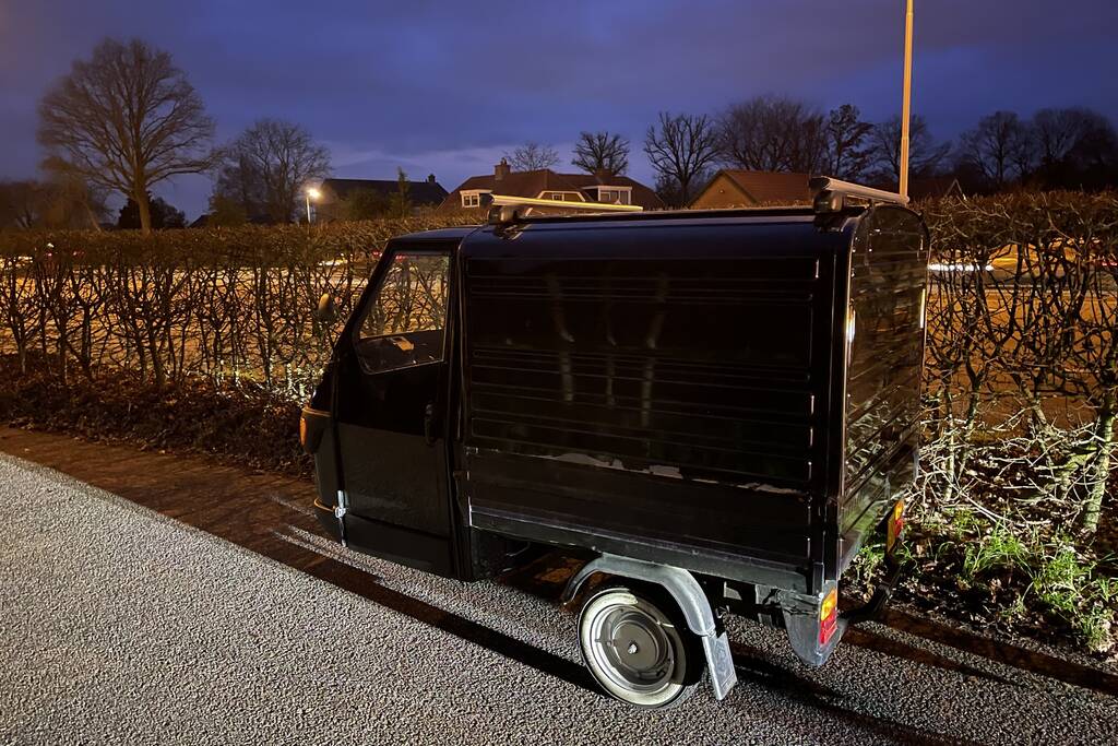 Scooter en TukTuk botsen op parallelbaan