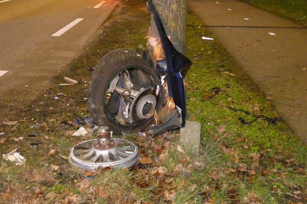 Auto knalt tegen boom en verliest een voorwiel