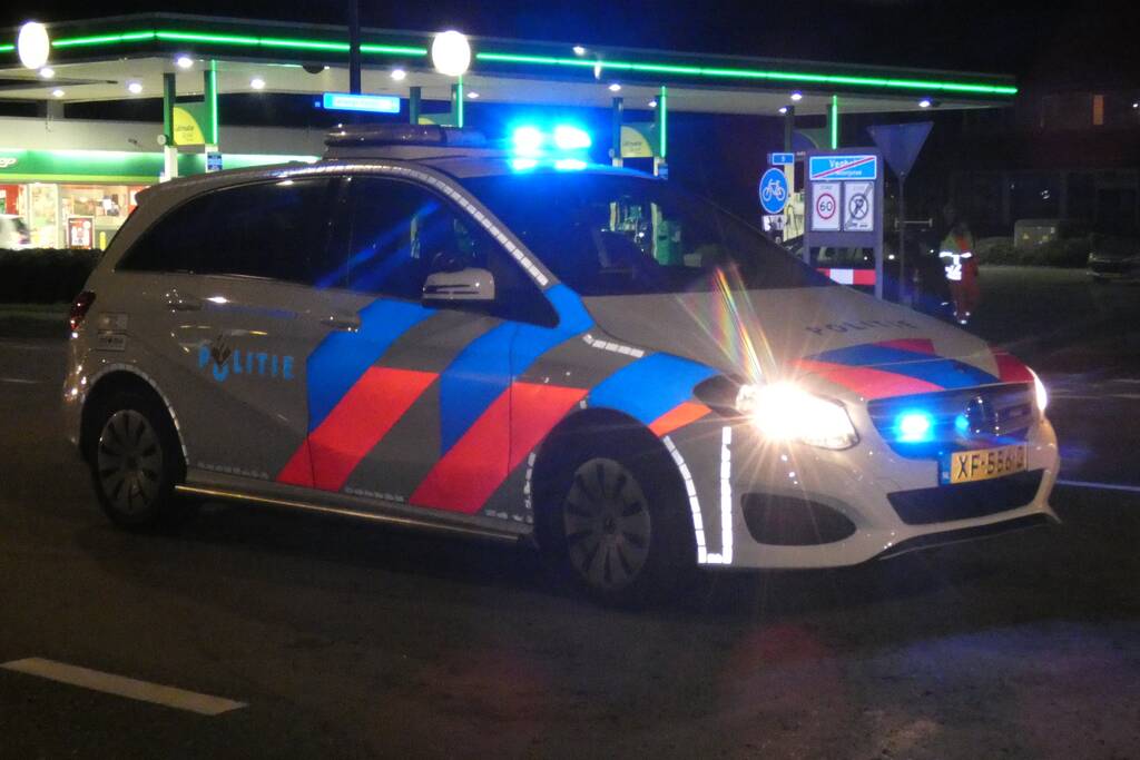 Auto knalt tegen boom en verliest een voorwiel