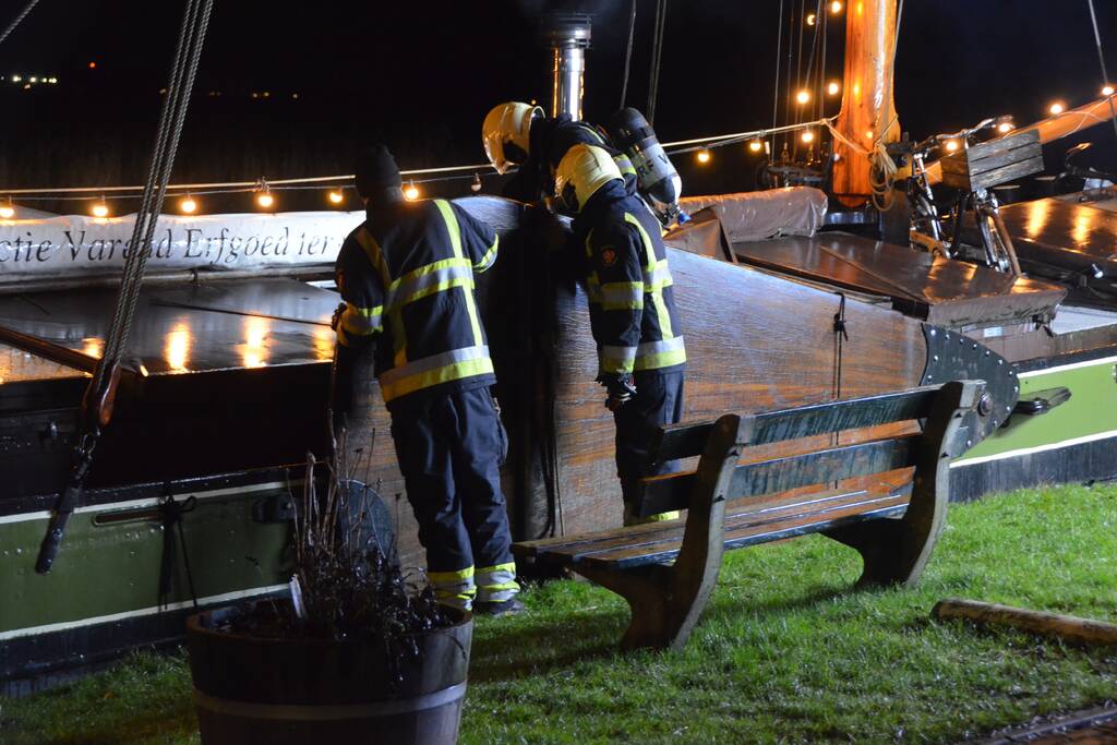 Brandweer doet controle op zeilschip