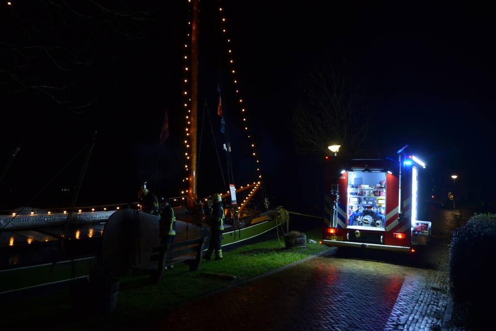 Brandweer doet controle op zeilschip