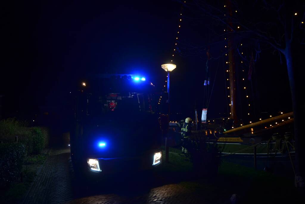 Brandweer doet controle op zeilschip