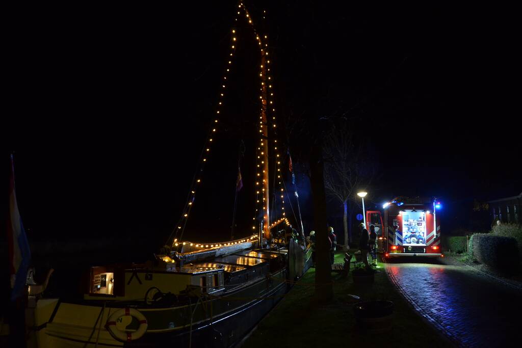 Brandweer doet controle op zeilschip
