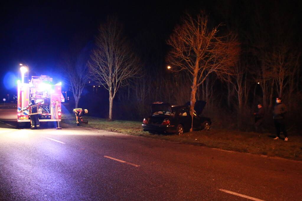 Auto flink beschadigd na aanrijding met boom