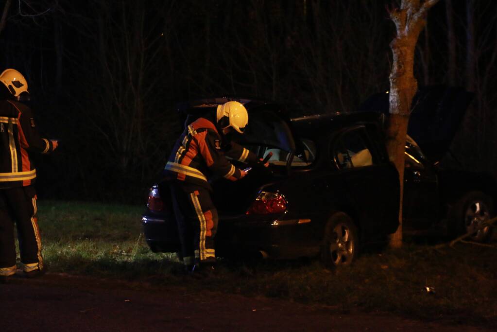 Auto flink beschadigd na aanrijding met boom