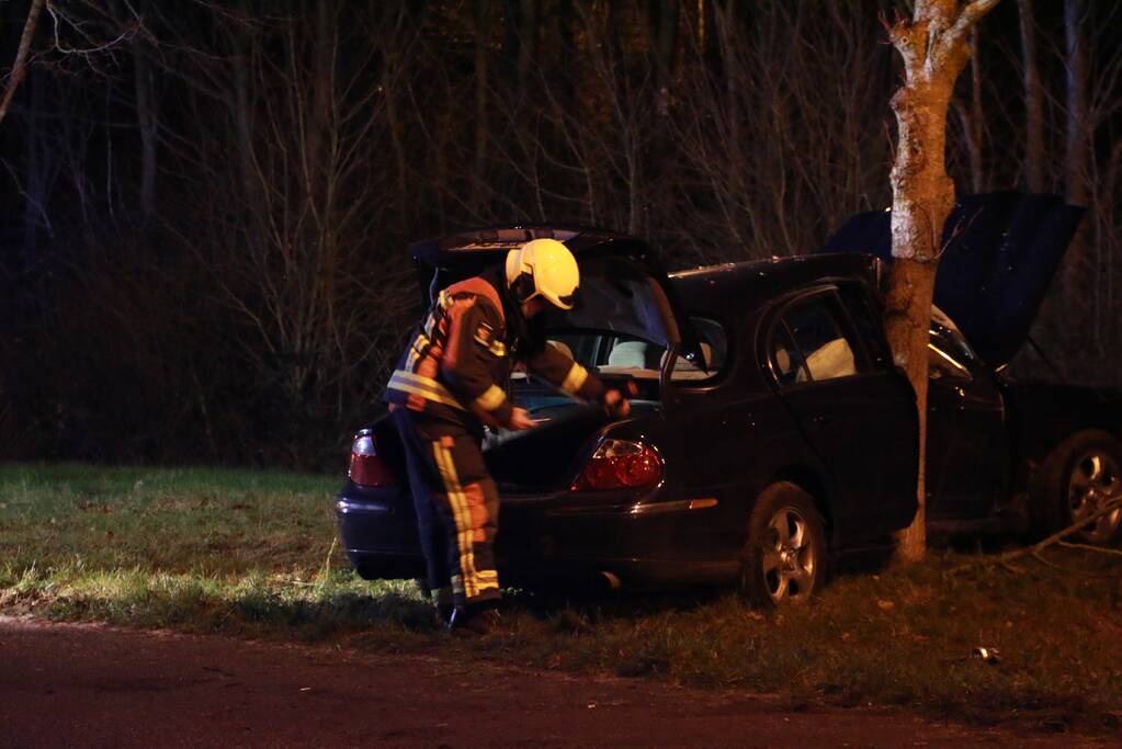 Auto flink beschadigd na aanrijding met boom