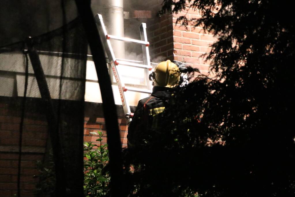 Veel rookontwikkeling bij brand in woning