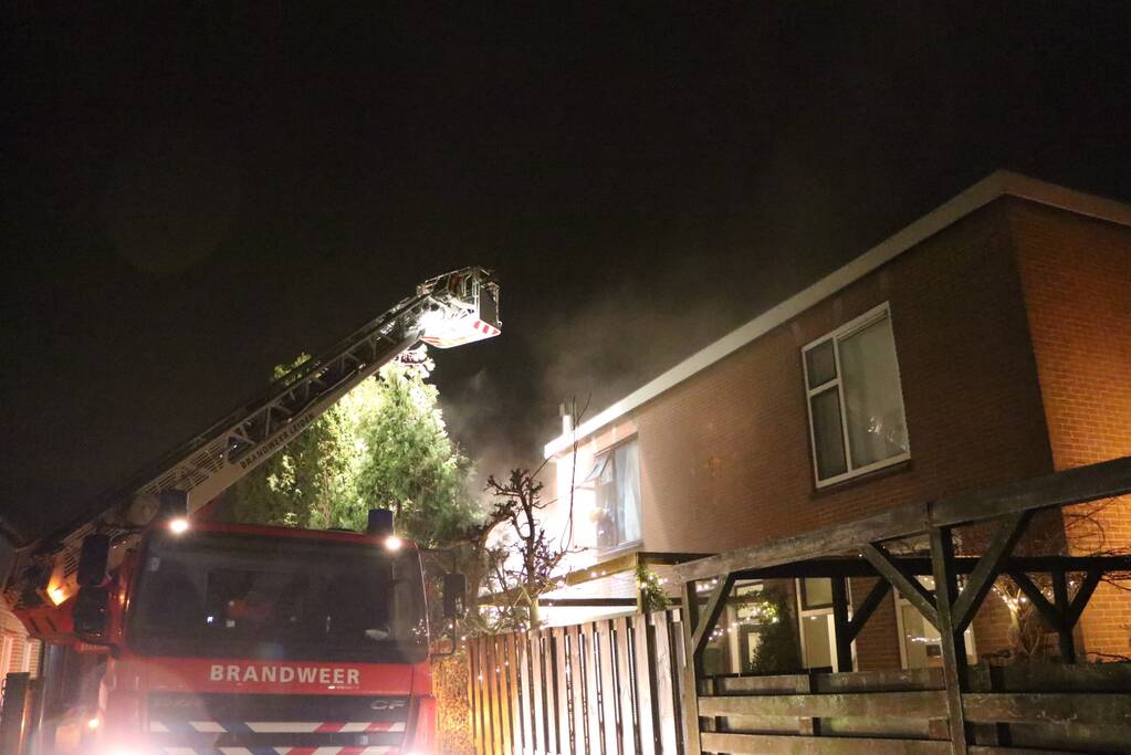 Veel rookontwikkeling bij brand in woning