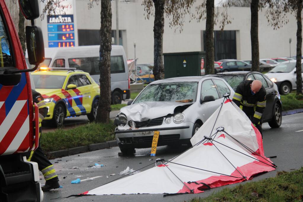 Ernstige aanrijding tussen twee auto's