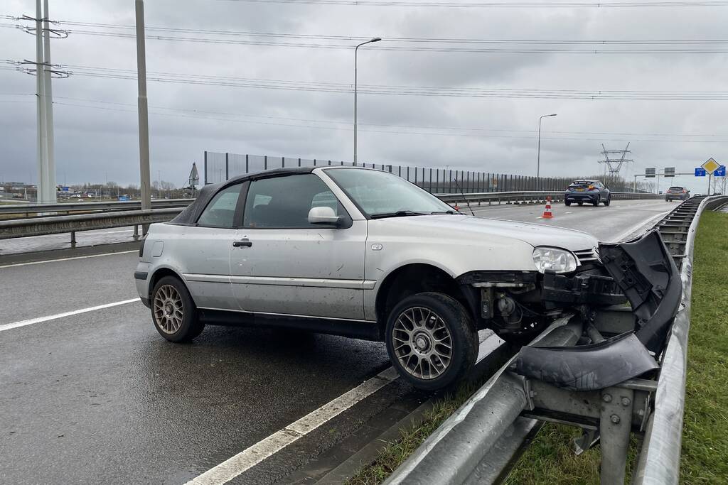 Auto belandt in vangrail