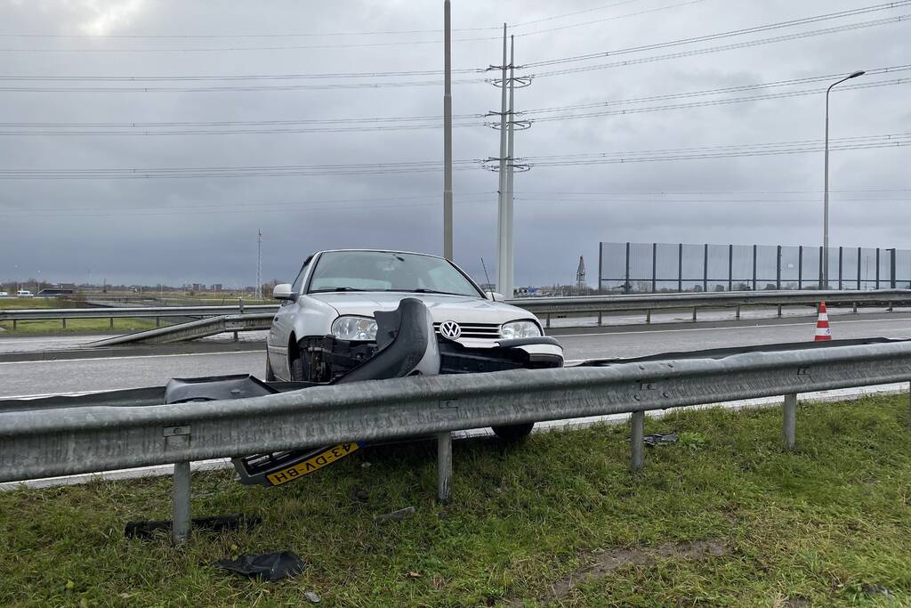 Auto belandt in vangrail
