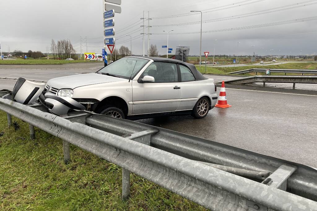 Auto belandt in vangrail