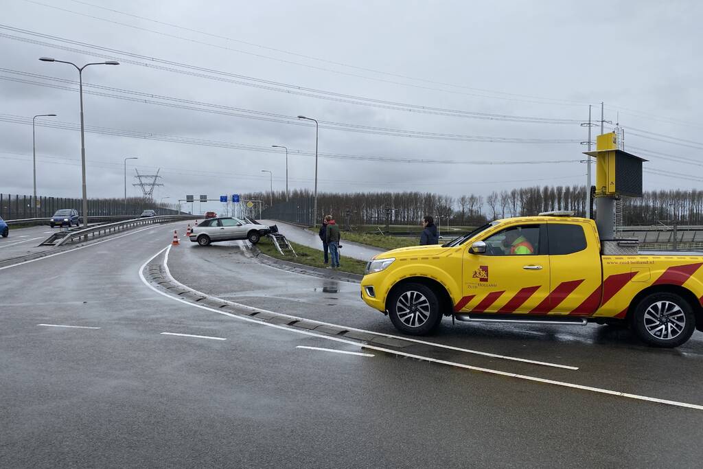 Auto belandt in vangrail