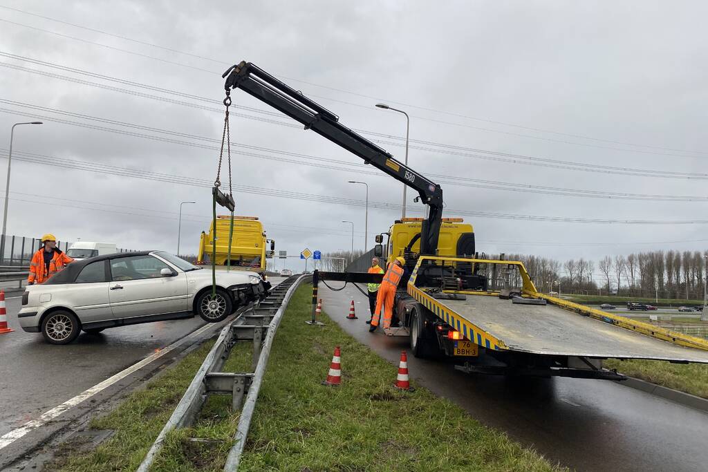 Auto belandt in vangrail