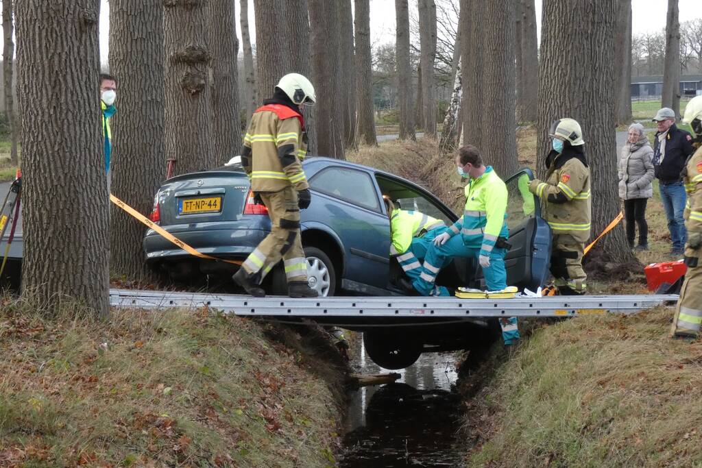 Auto belandt in greppel