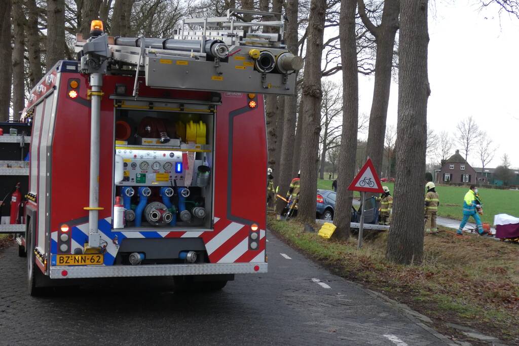 Auto belandt in greppel