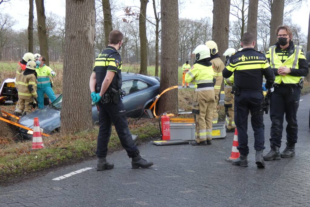 Auto belandt in greppel
