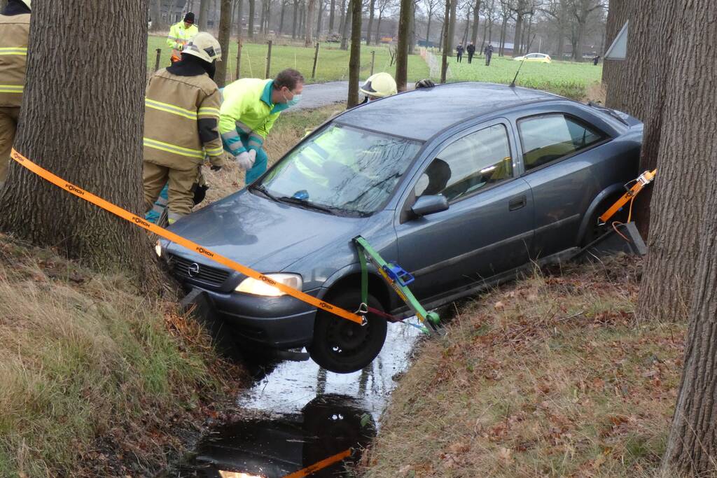Auto belandt in greppel