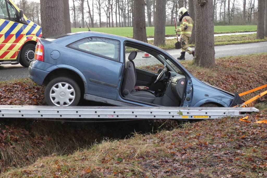 Auto belandt in greppel